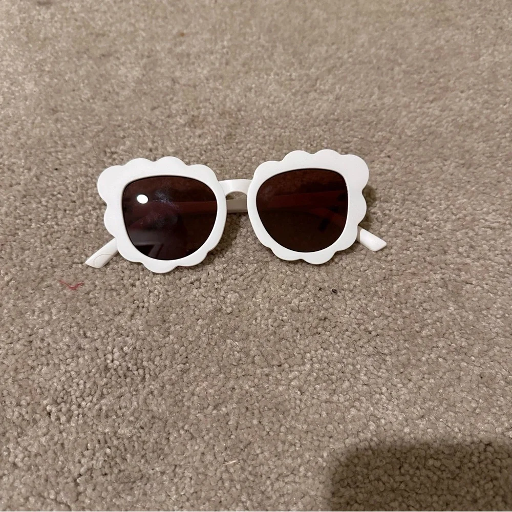 Kids White Flower Shape Sunglasses - Playful UV Protection